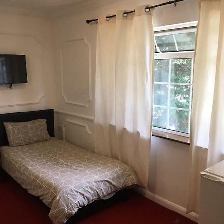 Hatfield Save-Money Rooms - 10Over10 For Price! Экстерьер фото