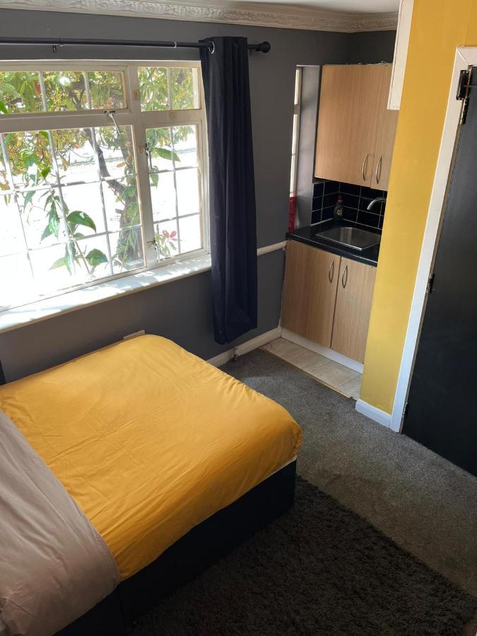 Hatfield Save-Money Rooms - 10Over10 For Price! Экстерьер фото